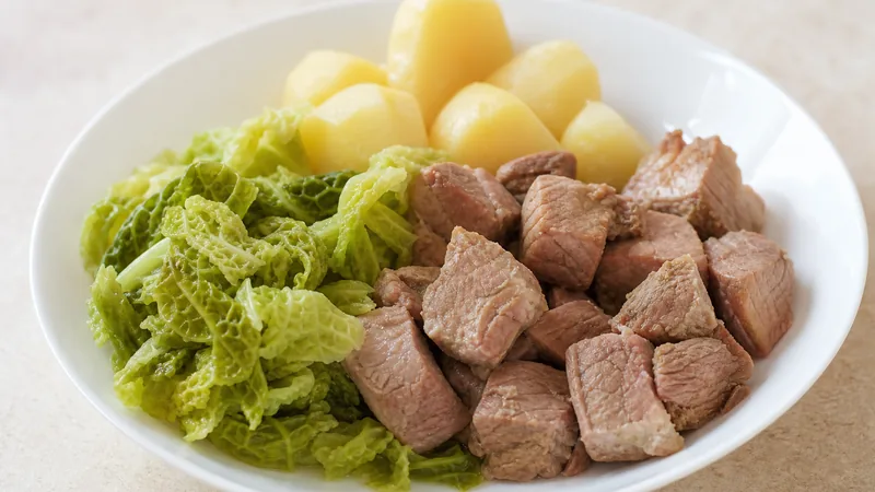 Kapusta s vepřovou kýtou a bramborem