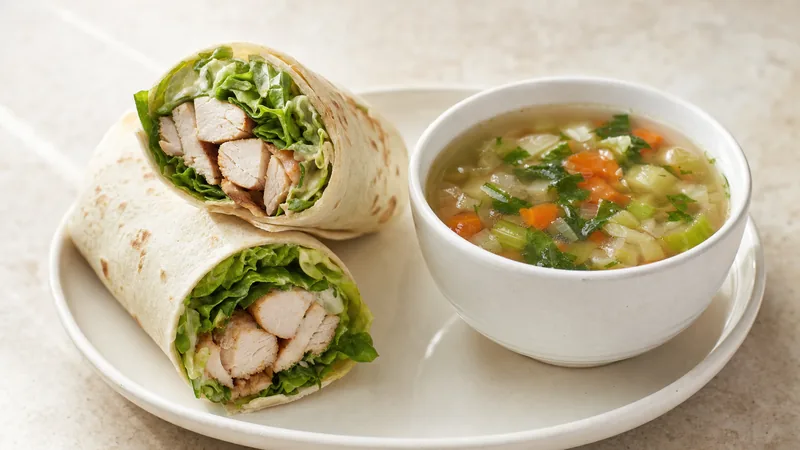 Zeleninová polévka + kuřecí wrap