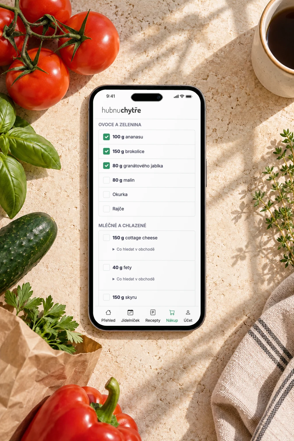 Nákupní seznam v aplikaci Hubnu Chytře na iPhonu vedle čerstvé zeleniny