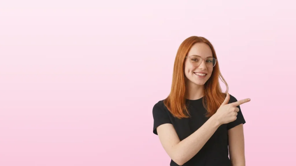 Průvodkyně Hubnu Chytře ukazuje do strany