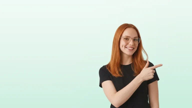 Průvodkyně Hubnu Chytře ukazuje do strany